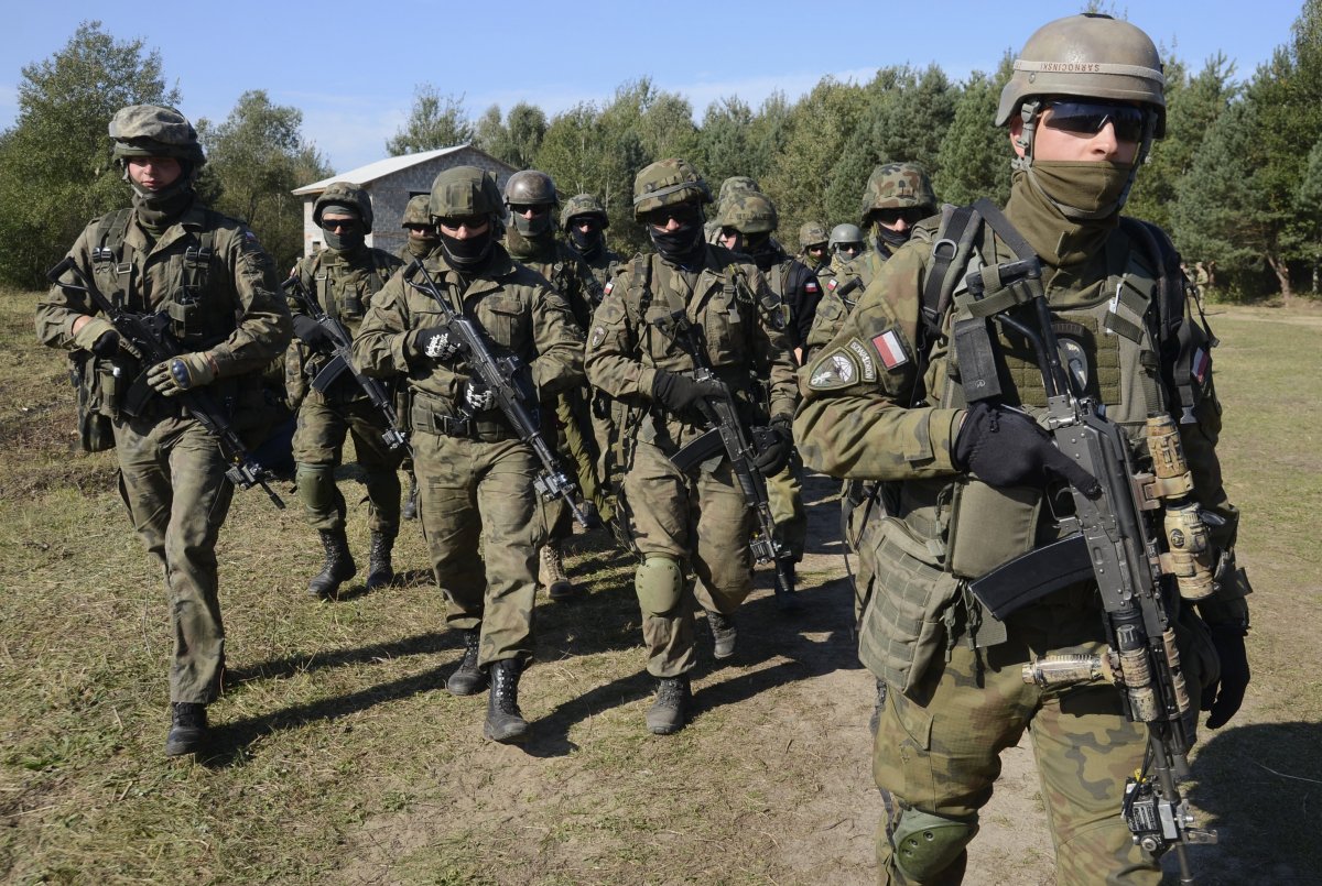 Polish servicemen take part in military exercises outside the town of Yavoriv near Lviv on September 19, 2014. (Roman Baluk/Reuters)